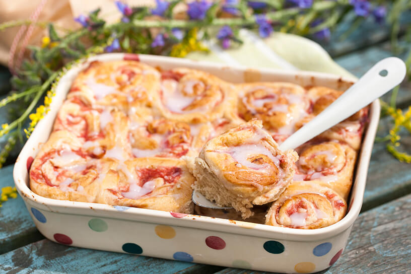 Aangesneden rabarberrolletjes in een fleurige schaal